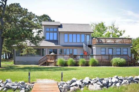 Beautiful Waterfront Spacious Home 