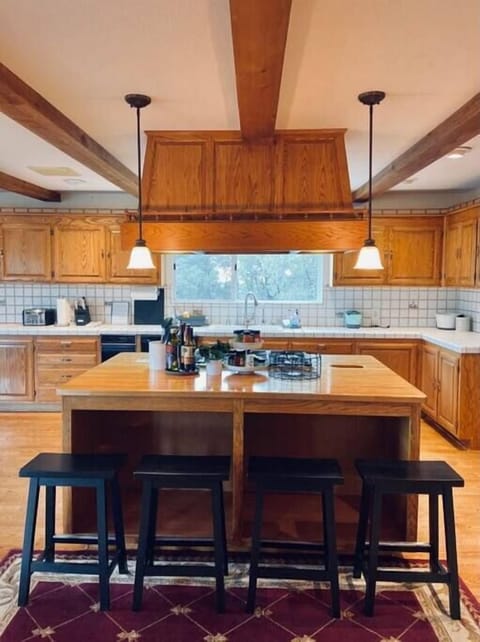 Kitchen - Island and Breakfast Bar