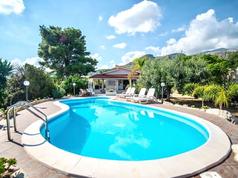 Cloud, Water, Sky, Property, Swimming Pool, Plant, Nature, Azure, Tree, Shade