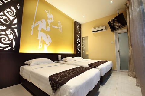 Deluxe Family room | In-room safe, WiFi (free), bed sheets