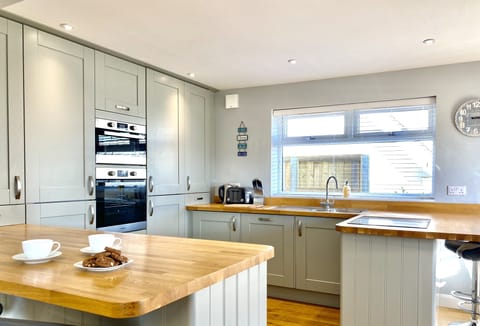 16 Beatrice Avenue, Shanklin: Spacious kitchen with breakfast bar seating