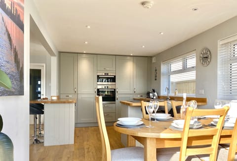 16 Beatrice Avenue, Shanklin: Open-plan dining and kitchen