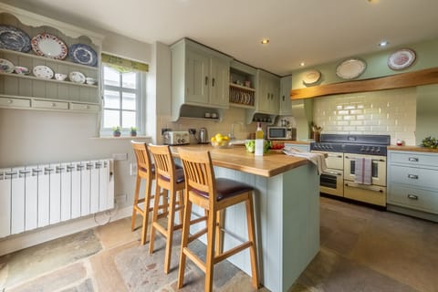 Theaked Stones Cottage, near Leyburn: Well-equipped kitchen with breakfast area