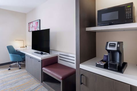 Deluxe Room, 1 King Bed | Hypo-allergenic bedding, in-room safe, desk, laptop workspace