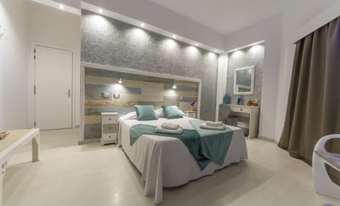 Double Room | Blackout drapes, iron/ironing board, free WiFi, bed sheets