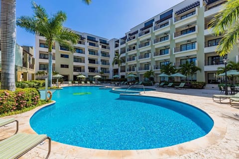 The pool area is the ideal place to unwind and enjoy the sun on our comfortable lounge chairs, or to cool off in our beautifully designed pool. The pool area is designed for a relaxing moment in the sun, under the parasols, or in the pool.