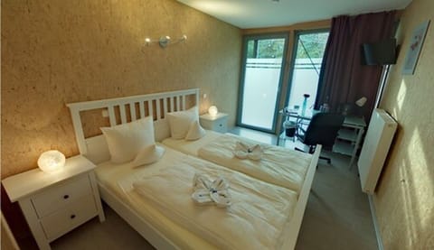 Double Room | Hypo-allergenic bedding, desk, blackout drapes, free cribs/infant beds