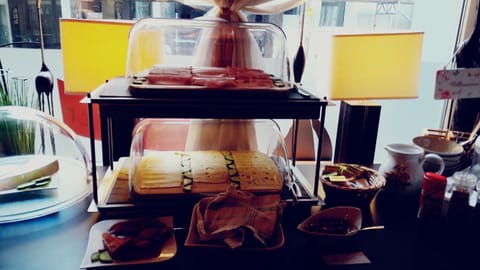 Daily buffet breakfast for a fee