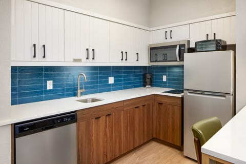 Full-size fridge, microwave, stovetop, dishwasher