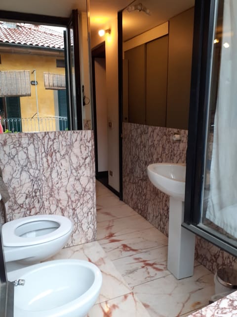 Quadruple Room | Bathroom | Shower, free toiletries, hair dryer, bidet
