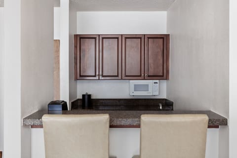 Suite, 1 Bedroom | Private kitchen | Microwave, coffee/tea maker