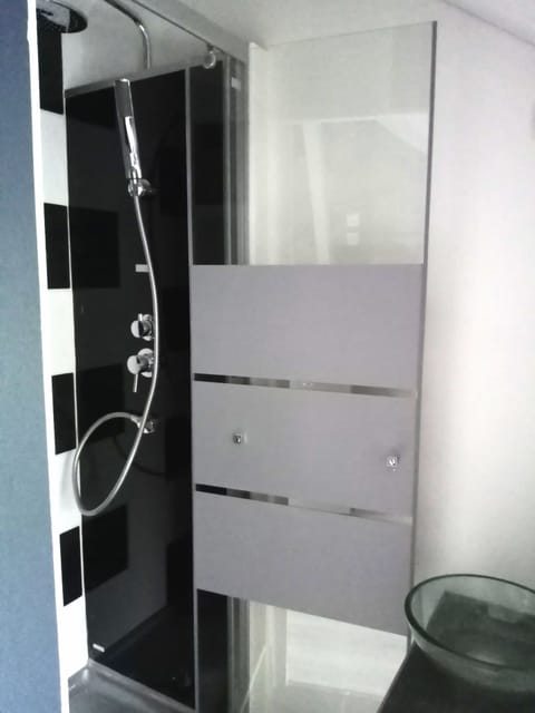 Classic Studio | Bathroom | Free toiletries, hair dryer