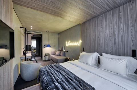 Full Name | Hypo-allergenic bedding, in-room safe, desk, laptop workspace