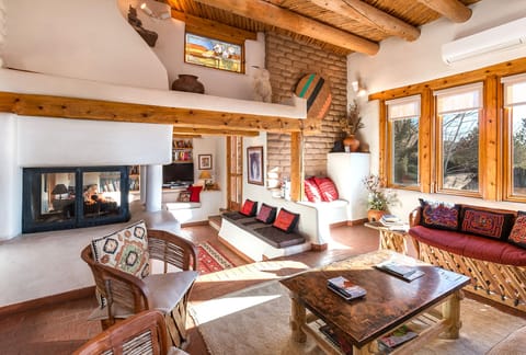 Living Room w. Fireplace + TV