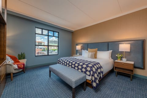 Hypo-allergenic bedding, minibar, in-room safe, desk