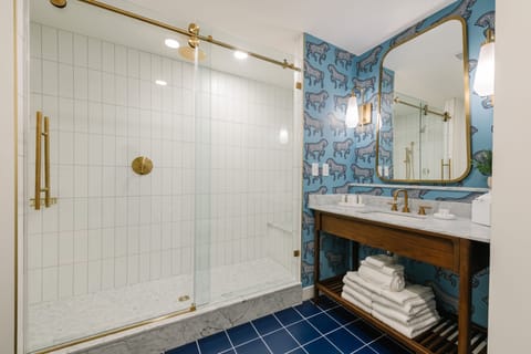 Suite, 1 King Bed, Corner | Bathroom | Free toiletries, hair dryer, towels, soap