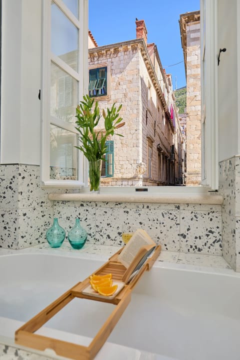Deluxe Room (Ragusa) | Bathroom | Free toiletries, hair dryer, bathrobes, slippers