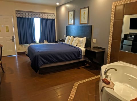 Room (Jacuzzi) | Desk, blackout drapes, iron/ironing board, WiFi (free)