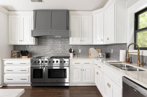 Chef’s kitchen with double ovens, ideal for hosting large group meals.