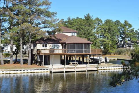 Lovely renovated home located in the quiet Oyster Bay Community.