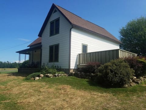 Plenty of space, 3 bdr, 2 bth with a great kitchen and living room
