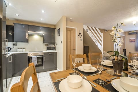 Apartment (2 Bedrooms) | Private kitchen | Full-size fridge, microwave, oven, stovetop