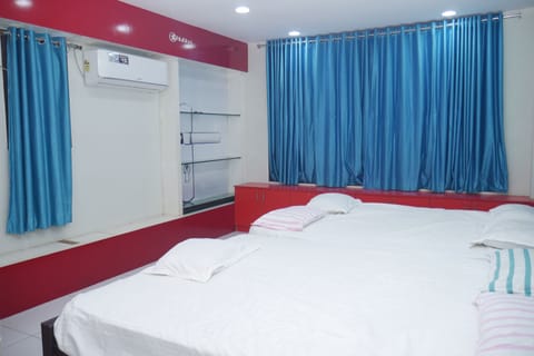 Family Room | Desk, bed sheets