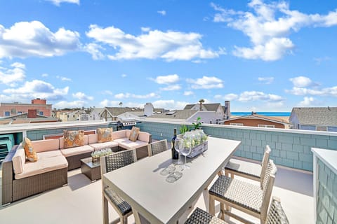 Start and end your day on the ocean view rooftop deck for morning coffee or sunset happy hour.
                