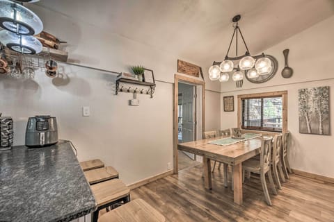 Dining Area | Dishware/Flatware Available