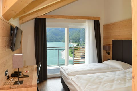 Deluxe Room, 1 Bedroom | In-room safe, desk, soundproofing, cribs/infant beds