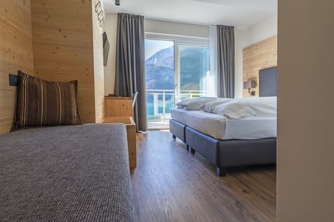 Comfort Room, 1 Bedroom | In-room safe, desk, soundproofing, cribs/infant beds