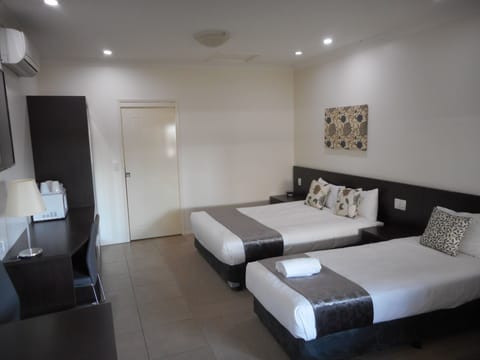 Twin Room | Desk, soundproofing, iron/ironing board, WiFi (free)