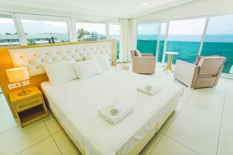 Suite, 1 Bedroom | Minibar, in-room safe, soundproofing, free WiFi