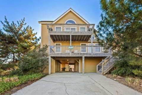 This cheerful yellow coastal cottage makes a bright and welcoming first impression in the Dolphin Run community of Nags Head.