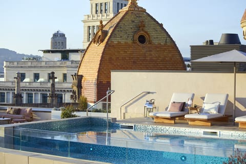 Outdoor pool, pool umbrellas, sun loungers