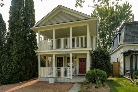 Welcome to Summerhill House Vaction Home - 3 bedroom / 3.5 bath - Niagara-on-the-Lake