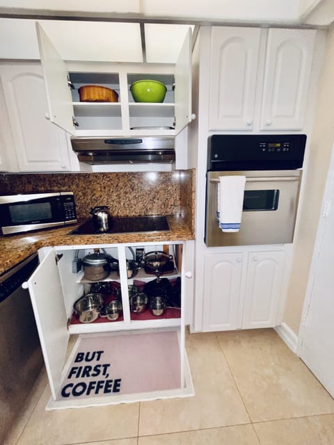 Kitchen full equipped. (Cocina completamente equipada.)