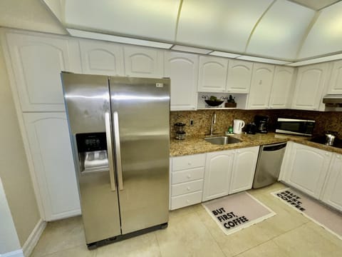 Kitchen full equipped. (Cocina completamente equipada.)