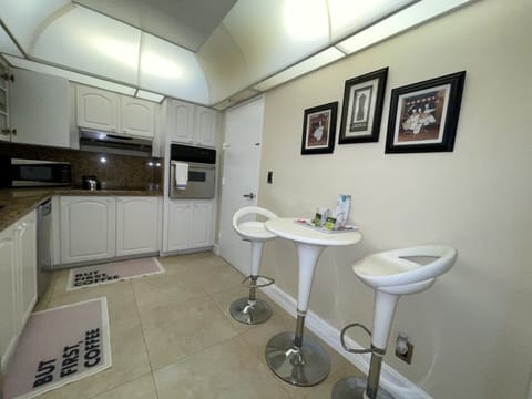 2 - Person Bar Height Dining Set. (Desayunador para 2 personas.)