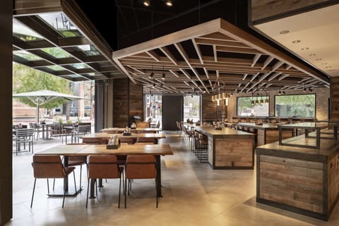 3 restaurants; breakfast, lunch, and dinner served