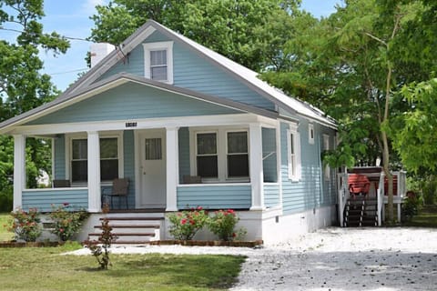 Newly Renovated Traditional Chincoteague Cottage 