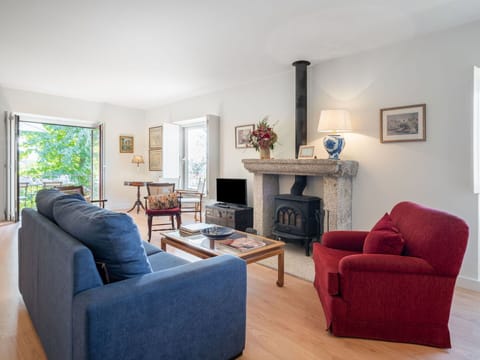 Brown, Furniture, Picture Frame, Property, Couch, Plant, Wood, Houseplant, Comfort, Interior Design