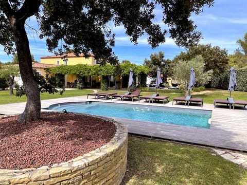 Villa with pool in the countryside. Seasonal rental Lambesc