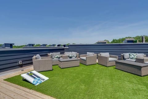Relax in this luxurious rooftop oasis, perfect for skyline views and gatherings. With plush seating and outdoor activities, it’s the ideal backdrop for bachelorette parties or family reunions during your Nashville getaway.