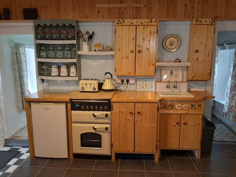Cottage | Private kitchen | Fridge, oven, stovetop, electric kettle