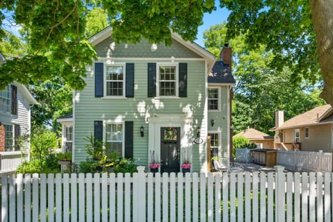 Located two blocks to Queen Street, The Rosette House has 3 bedrooms and 2.5 bathrooms. Sleeps 6