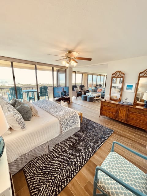 Windowed walls with unparalleled views 