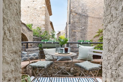 TERRAZA CON MESA Y 2 SILLAS 