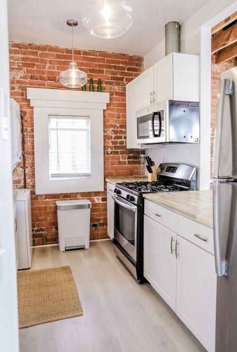 Full Kitchen- gas stove, dishwasher, stainless refr, full stack washer • dryer