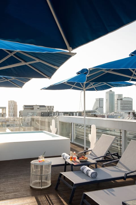 Outdoor pool, pool umbrellas, sun loungers